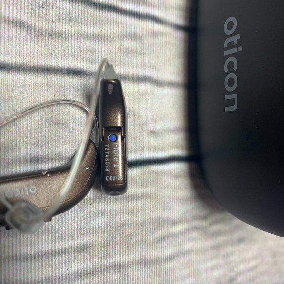 OTICON More 1 Hearing Aids w/Rechargable Case RIC - Picture 9 of 10